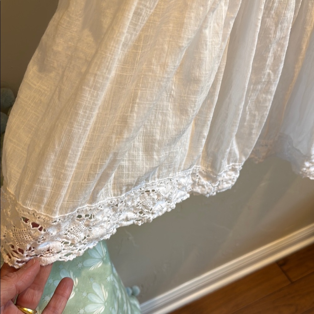 Elegant White Capris for Women - Picture 3 of 6